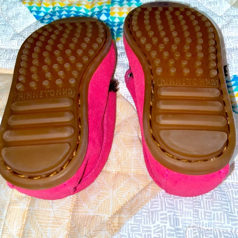 Minnetonka Pink cheetah / leopard print suede moccasins, girls size 7, EUC